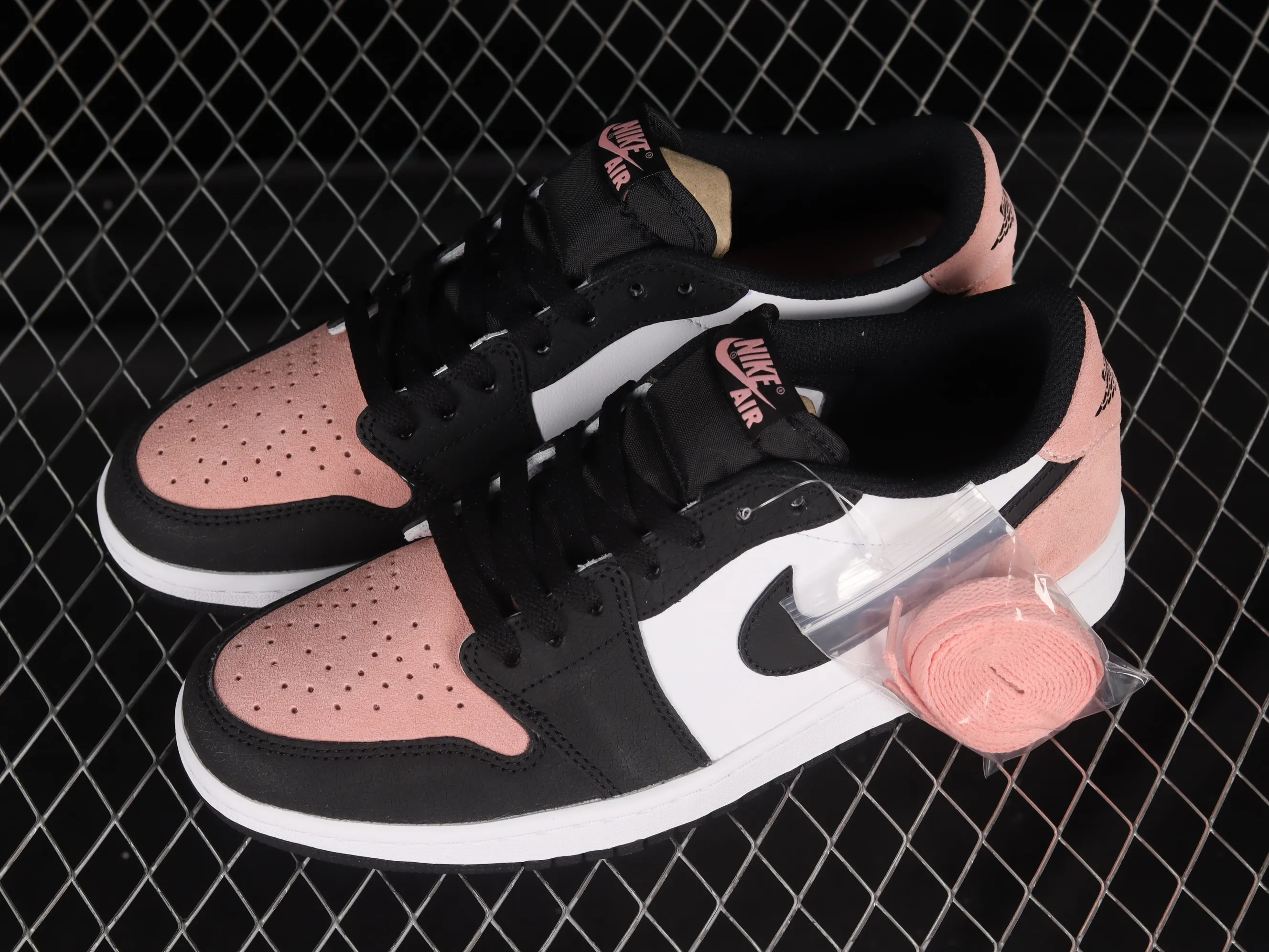 All categories Air Jordan Jordan series basketball shoes Air Jordan 1 Low pure original version Air Jordan 1 Low OG "Bleached Coral" AJ1 Joe 1 black pink toe full head layer low-top basketball shoes CZ0790-061